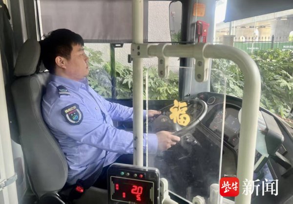 KB资产 视频|货车自燃大火眼见烧到油箱，被公交车司机&ldquo;教科书式&rdquo;扑灭